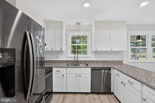 806 N COUNTRY CLUB DR, Newark, DE 19702