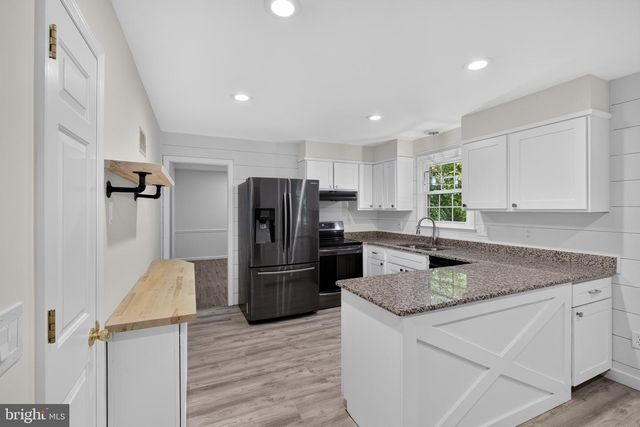806 N COUNTRY CLUB DR, Newark, DE 19702