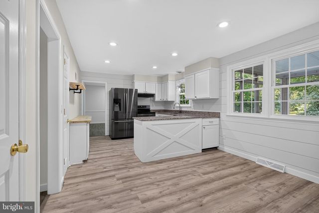 806 N COUNTRY CLUB DR, Newark, DE 19702