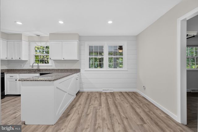 806 N COUNTRY CLUB DR, Newark, DE 19702
