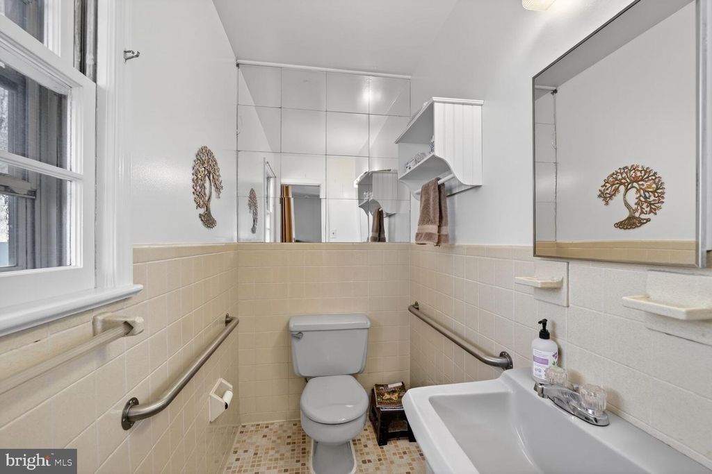 Image 12 of property listing at 6220 QUEBEC PL, Berwyn Heights, MD 20740