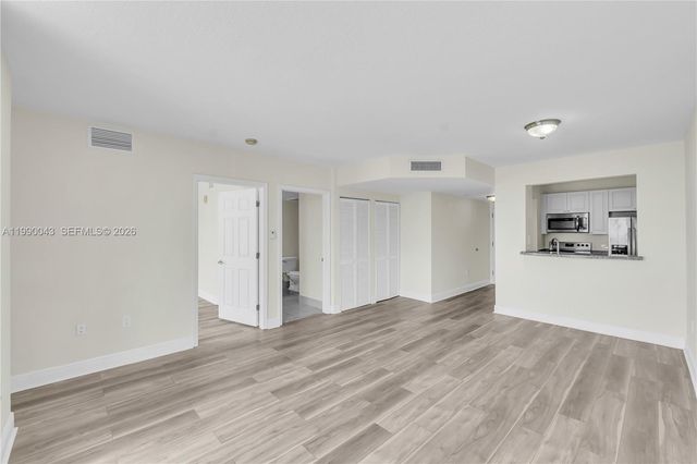 900 SW 8th St 1110, Miami, FL 33130