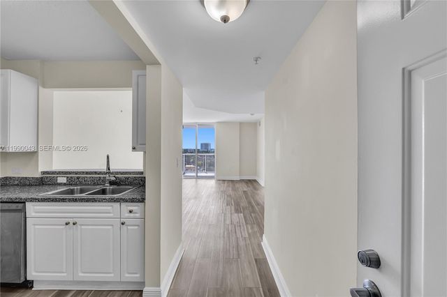 900 SW 8th St 1110, Miami, FL 33130