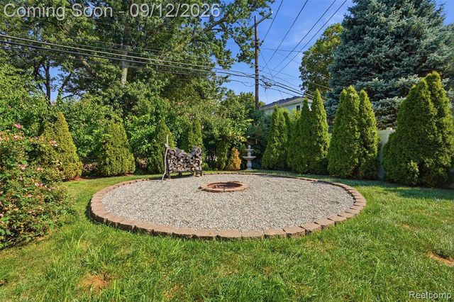 30952 Schoolcraft Road, Livonia, MI 48150