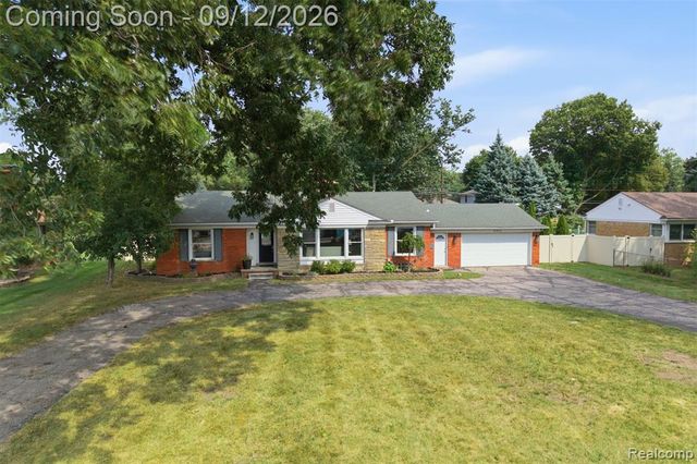 30952 Schoolcraft Road, Livonia, MI 48150