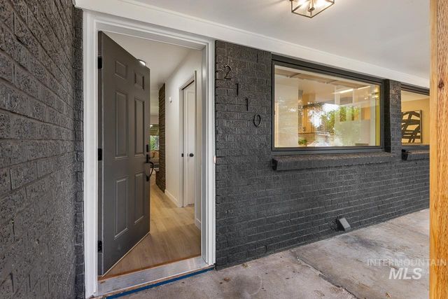 2110 S Broadmoor Dr, Boise, ID 83705