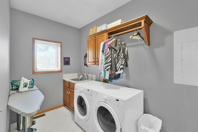 9406 E Lakepoint Dr, Wichita, KS 67226