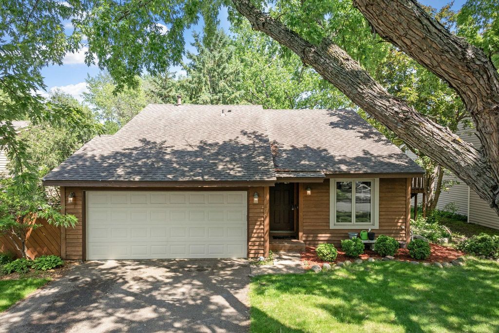 5554 Knoll Drive, Shoreview, MN 55126