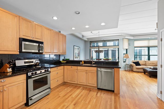 841 W MONROE Street 4B, Chicago, IL 60607