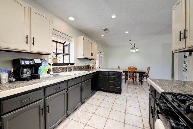 8 Sierra Vista Court, Peralta, NM 87042