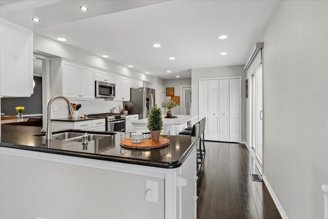 1221 Whirlaway Avenue, Naperville, IL 60540