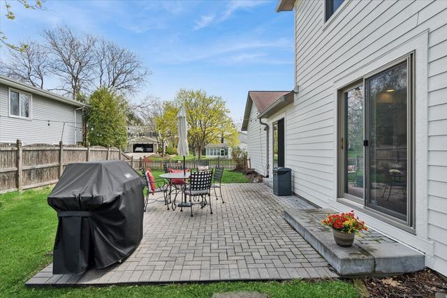 1221 Whirlaway Avenue, Naperville, IL 60540