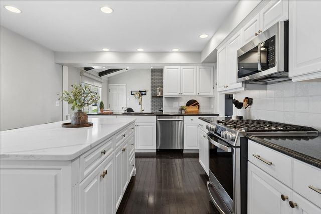 1221 Whirlaway Avenue, Naperville, IL 60540