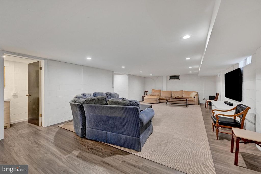 Image 36 of property listing at 9 CRESTLINE CT, Owings Mills, MD 21117