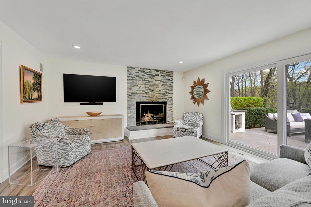 Image 7 of property listing at 9 CRESTLINE CT, Owings Mills, MD 21117