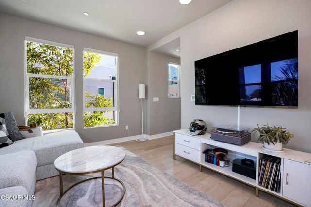 1290 E Thompson Boulevard 105, Ventura, CA 93001