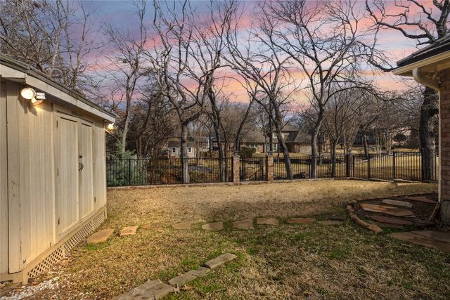 5000 Bridgewater Drive, Arlington, TX 76017