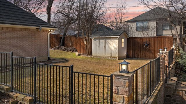 5000 Bridgewater Drive, Arlington, TX 76017