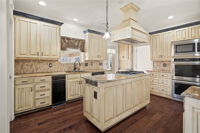 5000 Bridgewater Drive, Arlington, TX 76017