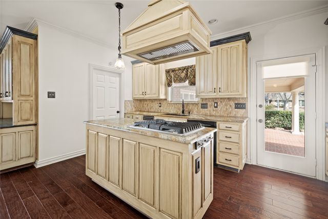 5000 Bridgewater Drive, Arlington, TX 76017