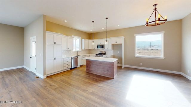 4606 W Larch Avenue, Yakima, WA 98903