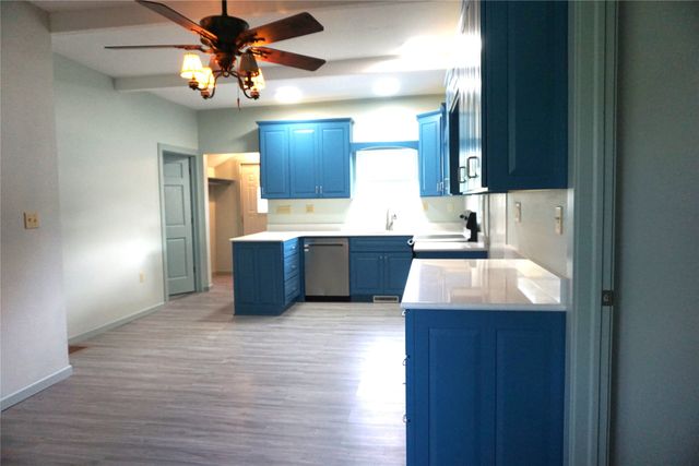 513 W Hutchings Street, Winterset, IA 50273