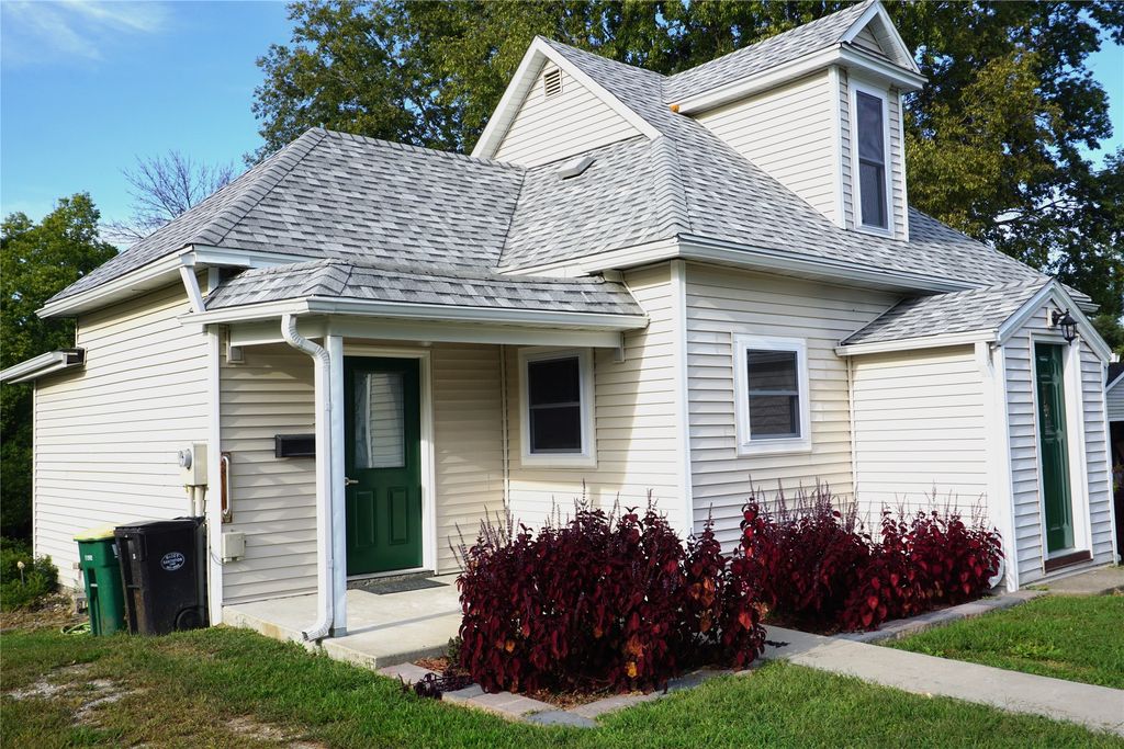 513 W Hutchings Street, Winterset, IA 50273