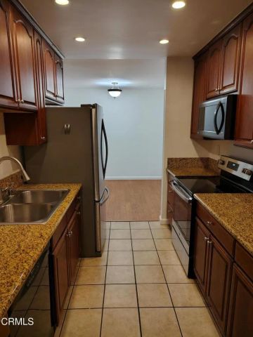 18307 Burbank 51, Tarzana, CA 91356