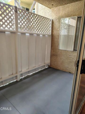 18307 Burbank 51, Tarzana, CA 91356