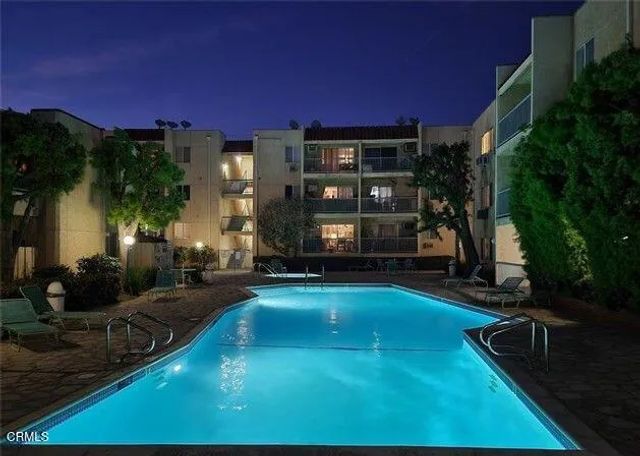 18307 Burbank 51, Tarzana, CA 91356