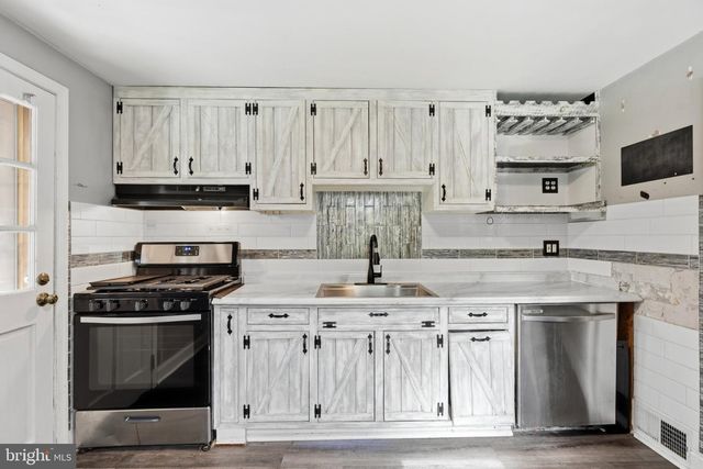 906 KINGSMAN RD, Upper Chichester, PA 19061