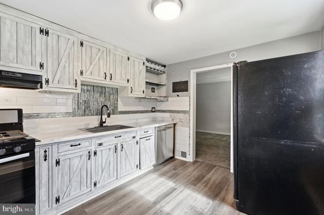 906 KINGSMAN RD, Upper Chichester, PA 19061