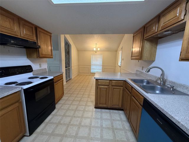 6011 Parkmeadow Drive, Arlington, TX 76018