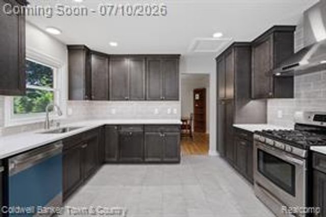 4301 Macqueen Drive, West Bloomfield, MI 48323