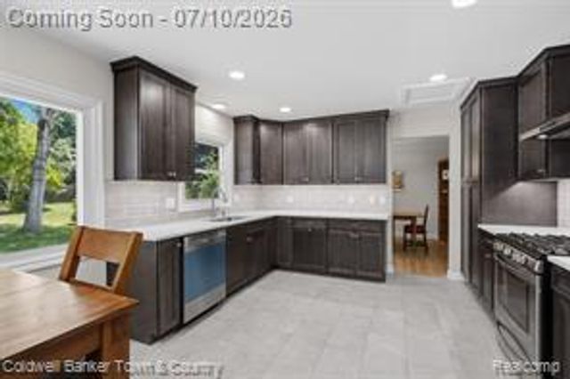 4301 Macqueen Drive, West Bloomfield, MI 48323