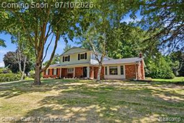 4301 Macqueen Drive, West Bloomfield, MI 48323