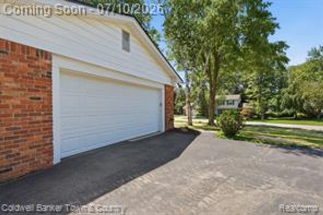 4301 Macqueen Drive, West Bloomfield, MI 48323
