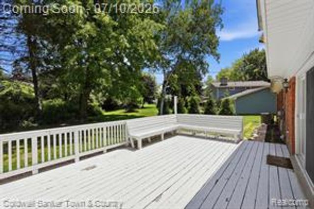 4301 Macqueen Drive, West Bloomfield, MI 48323