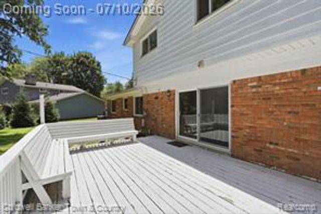 4301 Macqueen Drive, West Bloomfield, MI 48323