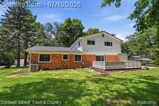 4301 Macqueen Drive, West Bloomfield, MI 48323