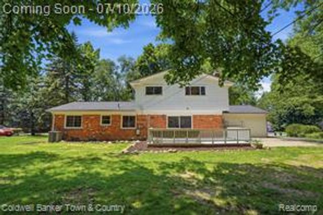4301 Macqueen Drive, West Bloomfield, MI 48323