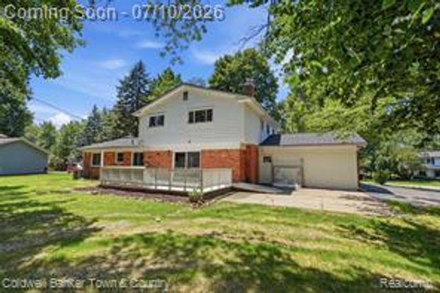 4301 Macqueen Drive, West Bloomfield, MI 48323