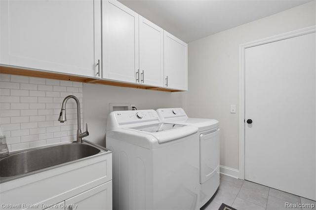 4301 Macqueen Drive, West Bloomfield, MI 48323
