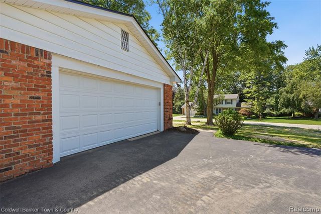 4301 Macqueen Drive, West Bloomfield, MI 48323