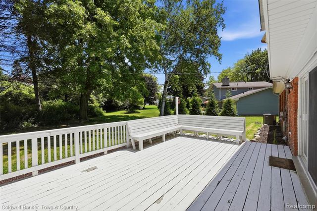 4301 Macqueen Drive, West Bloomfield, MI 48323