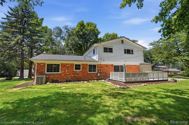 4301 Macqueen Drive, West Bloomfield, MI 48323