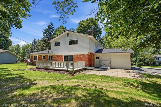 4301 Macqueen Drive, West Bloomfield, MI 48323