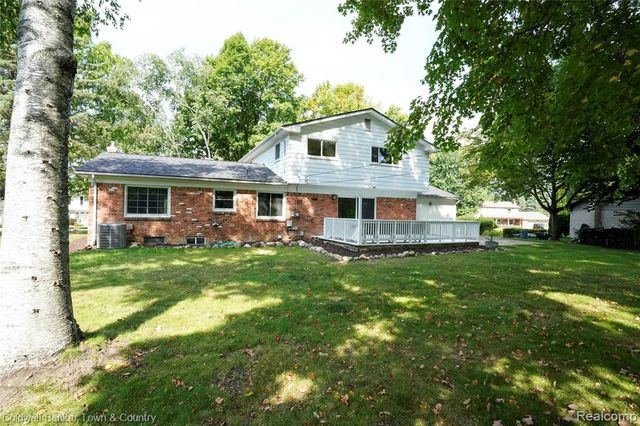 4301 Macqueen Drive, West Bloomfield, MI 48323