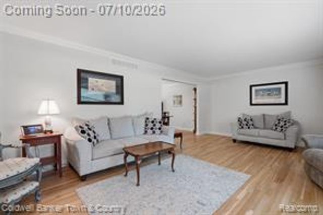 4301 Macqueen Drive, West Bloomfield, MI 48323