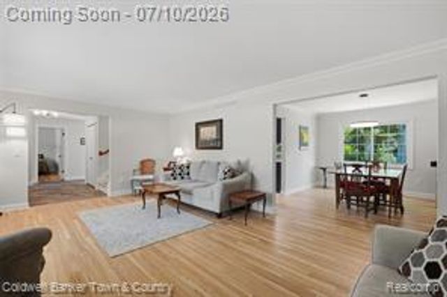 4301 Macqueen Drive, West Bloomfield, MI 48323